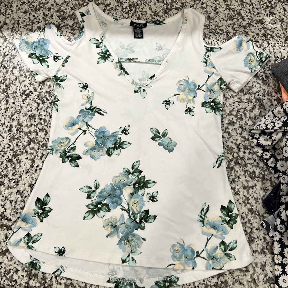 Rue21 White Floral Cold Shoulder Blouse